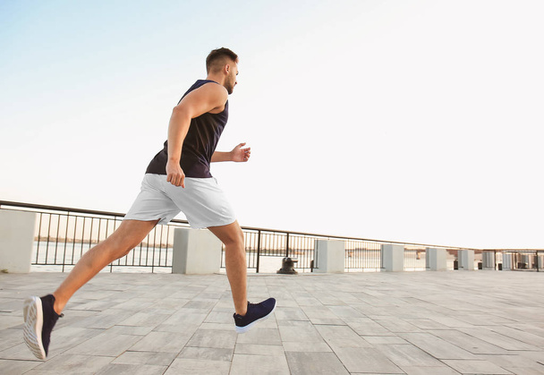Hombre deportivo guapo corriendo al aire libre
 - Foto, Imagen