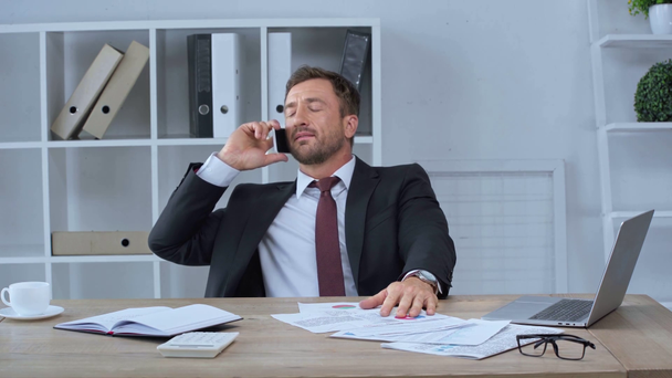 ώριμη επιχειρηματίας μιλάει στο smartphone στο χώρο εργασίας - Πλάνα, βίντεο