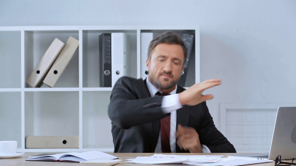 hombre de negocios enojado tirar papeles y hablar en el teléfono inteligente
 - Imágenes, Vídeo
