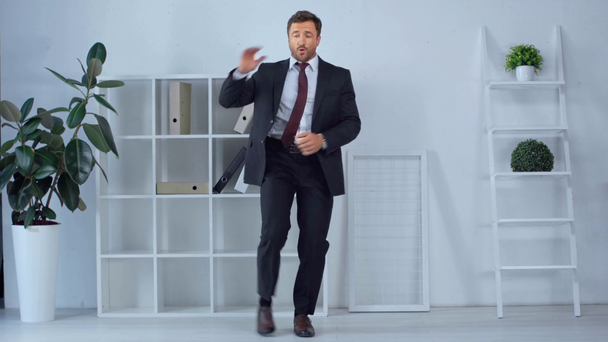 dojrzały biznesmen taniec w nowoczesnym biurze - Materiał filmowy, wideo