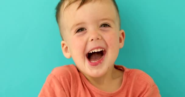 Niño se ríe en el estudio
 - Metraje, vídeo