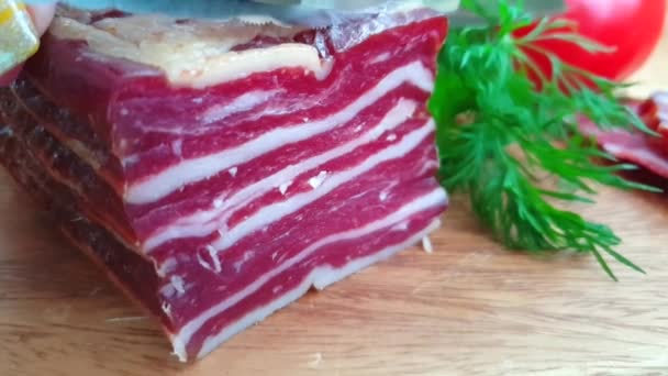 bacon de fatia em uma tábua de madeira
 - Filmagem, Vídeo
