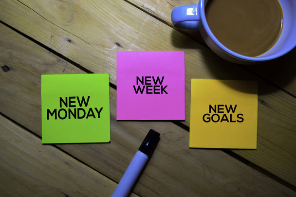 Nowy poniedziałek nowy tydzień nowe cele tekst na przyklejone notatki izolowane na tle tabeli - Zdjęcie, obraz