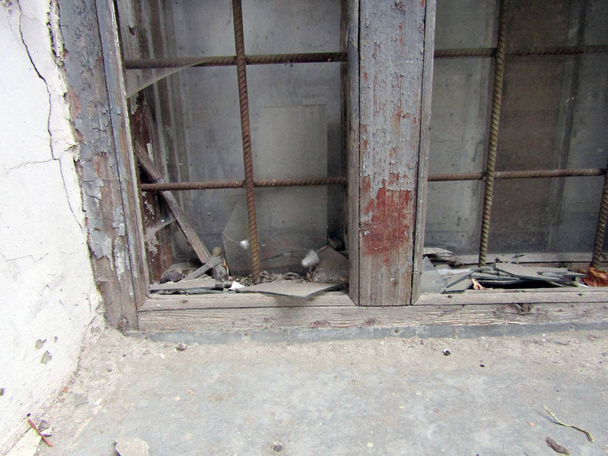 放棄された家の割れた窓。写真 - 写真・画像