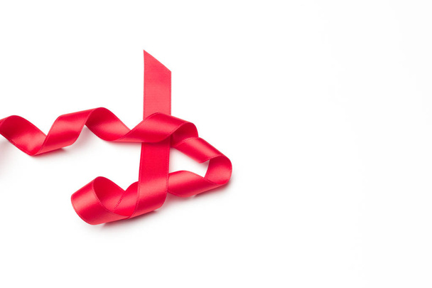 kırmızı kurdele Noel hediyeleri, doğum günü hediyeleri, yıldönümleri, genel olarak hediyeler dekoratif bağlar yapmak için; beyaz arka plan üzerinde kırmızı şerit - Fotoğraf, Görsel