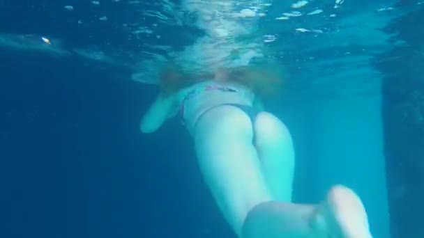 κορίτσιμε όμορφο λεία καταδύσεις στο νερό, τουρίστας απολαμβάνει ημέρα αναψυχής στη θάλασσα χαλάρωση ενεργά κολυμπάει σε μπλε νερό, υποβρύχια βίντεο - Πλάνα, βίντεο