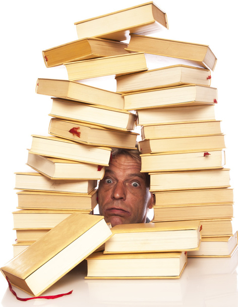 Hombre con cabeza entre libros sobre fondo blanco
 - Foto, Imagen