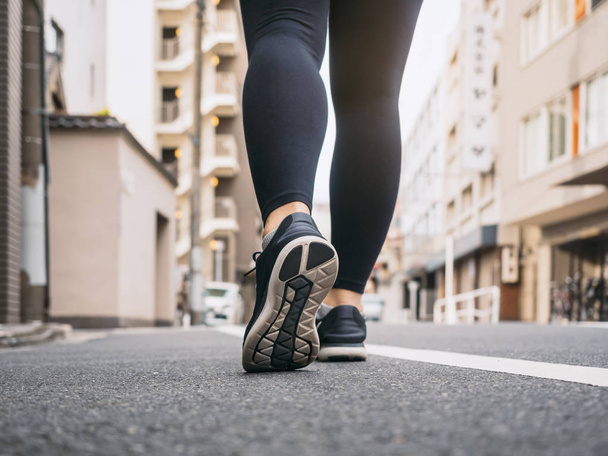 Γυναίκα περπάτημα στο δρόμο της πόλης Πρωινή άσκηση προπόνηση Υγιεινός τρόπος ζωής - Φωτογραφία, εικόνα