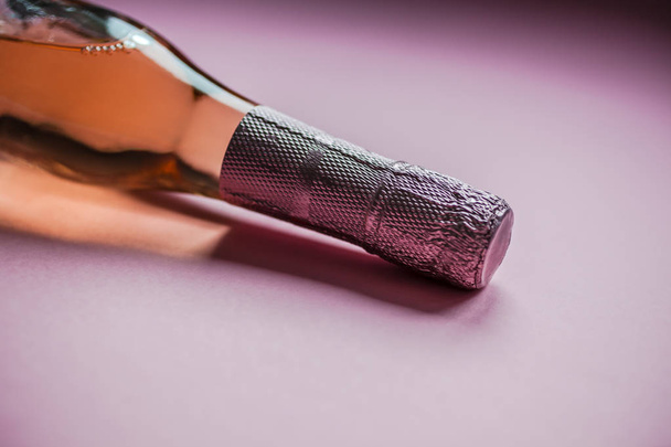Garrafa de vinho de champanhe rosa no fundo rosa
 - Foto, Imagem