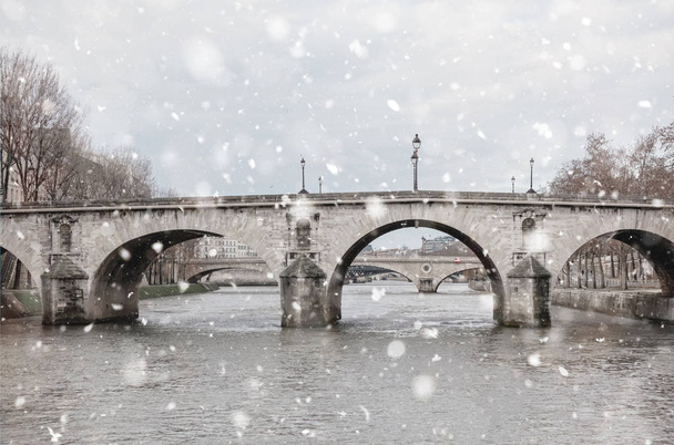 Rio Sena, pontes, Paris no dia de inverno sombrio
 - Foto, Imagem