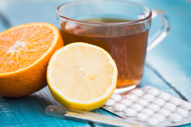 Traitement du rhume et des allergies avec thé et pilules
 - Photo, image