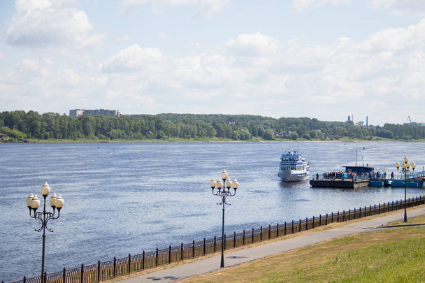 Embankment of the Volga in Rybinsk. The ship approaches the pier - Valokuva, kuva