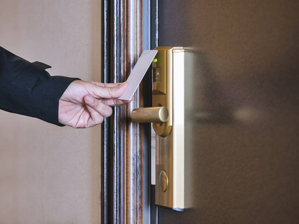 Hand Holding Karta magnetyczna Dostęp do pokoju hotelowego System bezpieczeństwa - Zdjęcie, obraz
