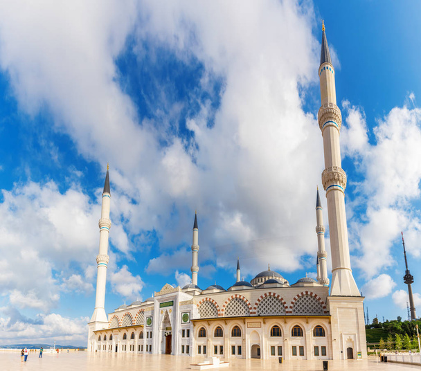 Camlica Mosque in the blue sky of Istanbul, Turkey - Foto, Bild