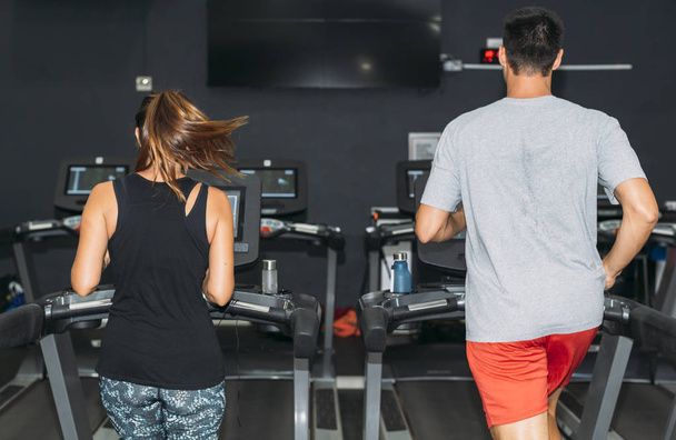 dwie osoby biegające na bieżni w siłowni - Zdjęcie, obraz