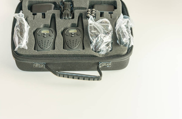 maleta com estações de rádio embaladas e acessórios
 - Foto, Imagem