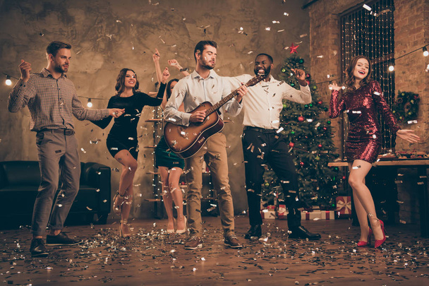 Fulll length photo of funny fellows enjoy music dance celebrate christmas night x-mas party in house with confetti falling indoors - Φωτογραφία, εικόνα