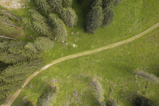 Luftaufnahme eines Bergweges in der Landschaft - Foto, Bild