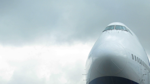 vliegtuig neus is zichtbaar tegen hemel dicht omhoog - Video