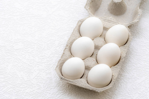 sechs weiße Eier in einem Pappbecher - Foto, Bild
