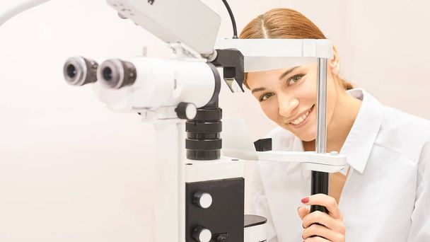 Eye ophthalmologist exam. Eyesight recovery. Astigmatism check concept. Ophthalmology diagmostic device. Beauty girl portrait in clinic - Foto, Imagem