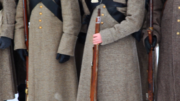 Солдат у військовій формі і з зброї російської армії 19-го століття - Кадри, відео