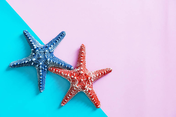 Летняя концепция. Морские звезды на цветном фоне с бесплатным пространством для
 - Фото, изображение