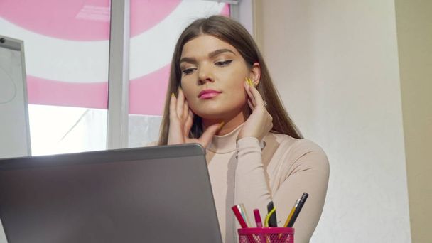 attraktive Studentin im Stress, sieht müde aus, während sie am Laptop arbeitet - Foto, Bild