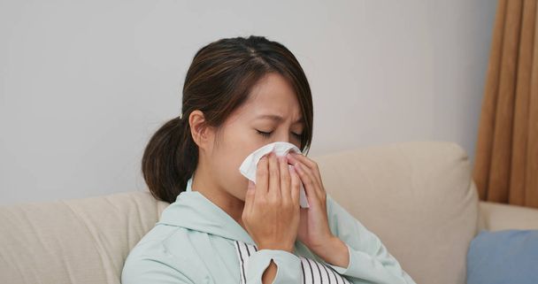 Žena se cítí nemocná a kýchá doma - Fotografie, Obrázek