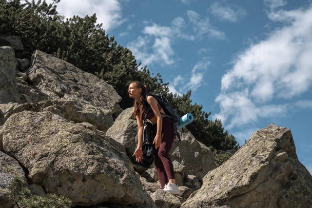 Молодые женщины-путешественницы в красной спортивной одежде с рюкзаком восхождения в горы, концепция активного образа жизни
 - Фото, изображение
