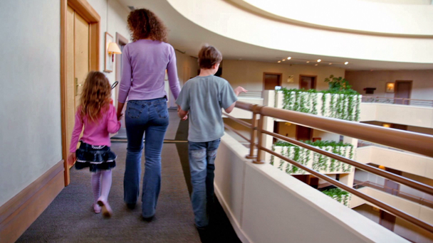 廊下に沿って散歩を 2 人の子供を持つ母 - 映像、動画