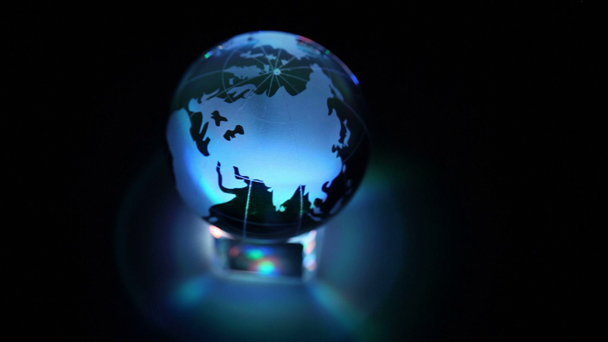 Játék Föld gömb állni a kocka-val színes megvilágítás, összetétele forog - Felvétel, videó