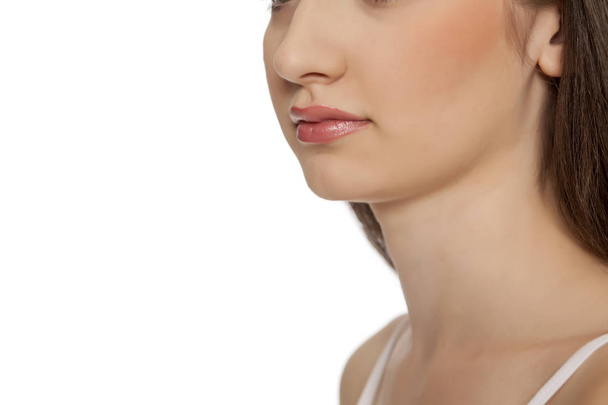 Close-up van jonge mooie vrouw met make-up op witte backgeound - Foto, afbeelding