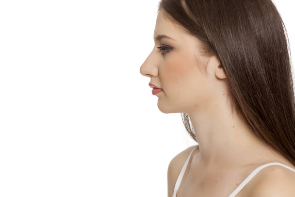 Profil einer jungen schönen Frau mit Make-up auf weißem Hintergrund - Foto, Bild