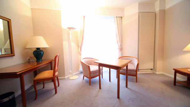 ložnice s lampu, televizi a nábytek - Záběry, video