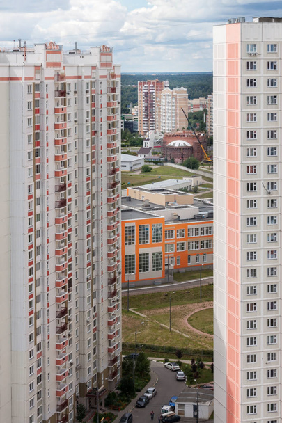 Edificios de apartamentos de gran altura exteriores en zona residencial multifamiliar urbana de uso mixto
. - Foto, imagen