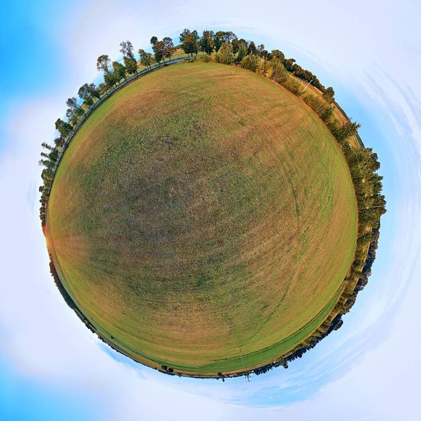 Όμορφο 360 πανοραμικό μικρό πλανήτη εναέρια θέα στο δάσος Bialowieza-ένα από τα τελευταία και τα μεγαλύτερα εναπομείναντα μέρη του τεράστιου αρχέγονων δασών που κάποτε τεντώθηκε σε όλη την Ευρωπαϊκή πεδιάδα - Φωτογραφία, εικόνα