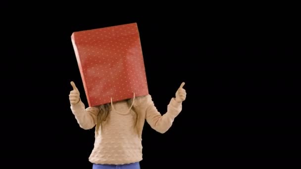 Een klein meisje met lang blond haar zet een tas op haar hoofd en gek rond spelen met een klas, filmen op een geïsoleerde achtergrond - Video