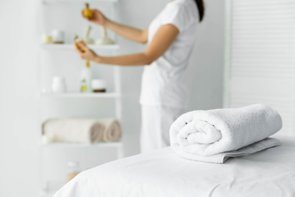 focus selettivo di asciugamano bianco sul tappetino da massaggio in spa
  - Foto, immagini