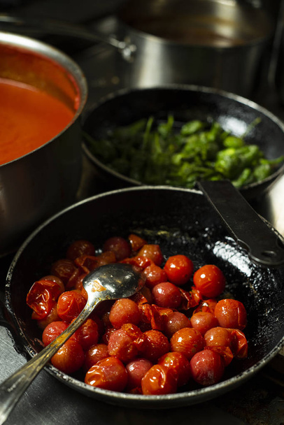 tomates cherry, pimientos verdes y salsa de tomate
 - Foto, Imagen
