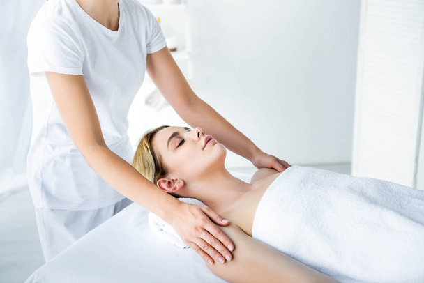 vista ritagliata del massaggiatore facendo massaggio della mano alla donna attraente
  - Foto, immagini