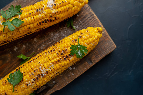 fresh corn with salt on a wooden board  - Foto, afbeelding