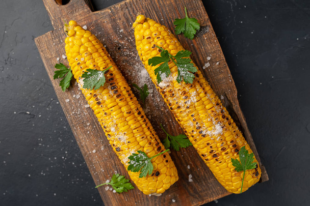 fresh corn with salt on a wooden board - Φωτογραφία, εικόνα