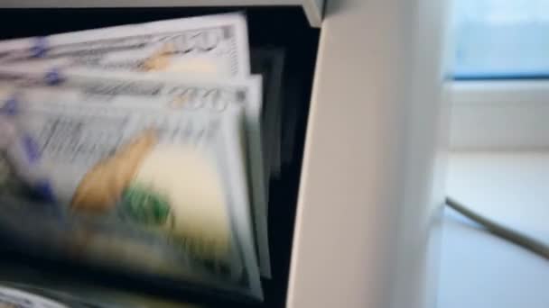 Counter works with printed dollars, moving them on a line. - Filmagem, Vídeo