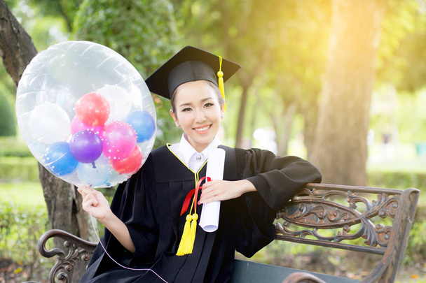 Portrait de jeunes diplômées heureuses en tenue académique et s
 - Photo, image