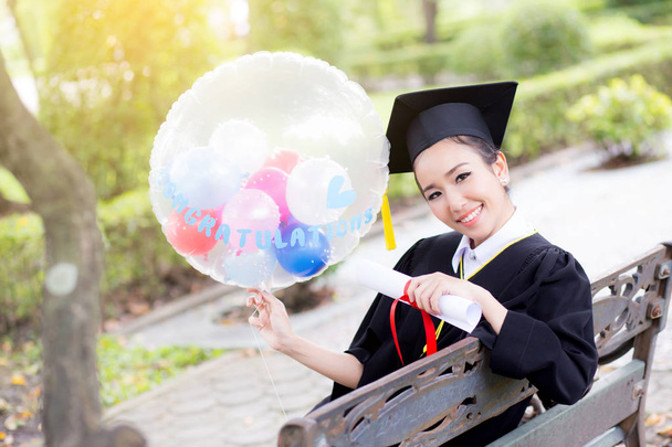Портрет щасливої молодої жінки-випускниці в академічній сукні і
 - Фото, зображення