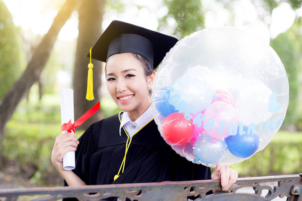 Портрет счастливой молодой выпускницы в академической одежде
 - Фото, изображение