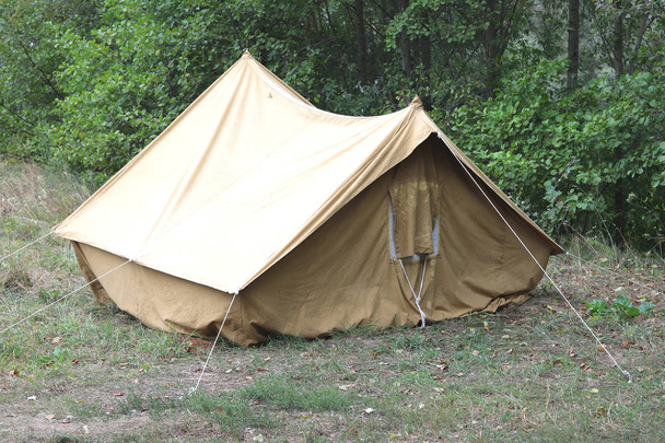 Старая палатка на холсте в туристическом лагере летом
 - Фото, изображение
