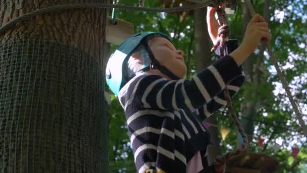 corda parco bambina arrampicate
 - Filmati, video
