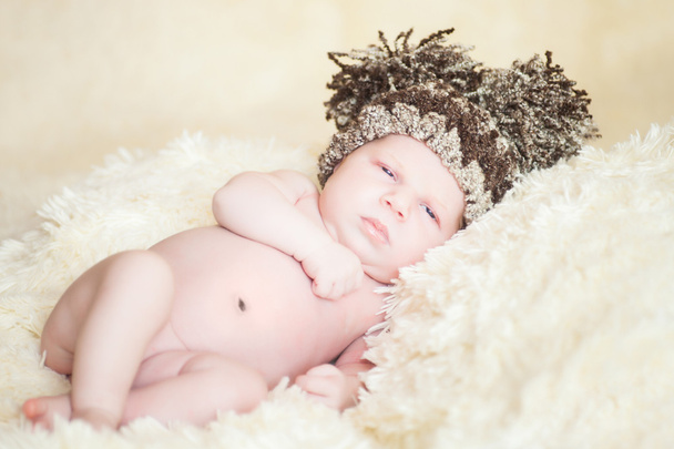 Прекрасный спящий ребенок в полосатой шляпе
 - Фото, изображение